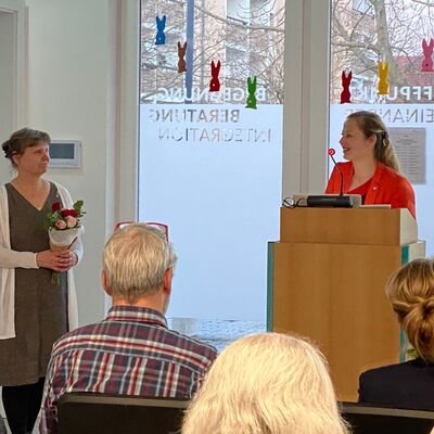 Bild vergrößern: Bürgermeisterin Steffi Syska dankte Heidi Nenoff und der gesamten Schnabelgesellschaft für ihr Engagement.